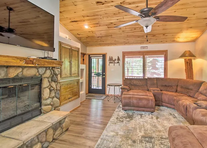 3 Mi To Trails: Woodsy Retreat In Overgaard! Holiday home
